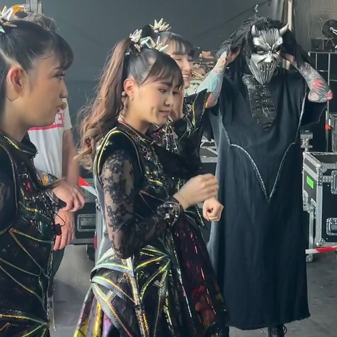 【海外】「Hellfest 2024」でのBABYMETALと神バンドのバックステージショット BABYMETAL INFO.（ベビー